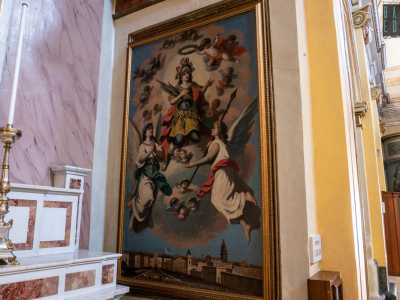 ...e l'altra nel quale lo si vede a protezione del paese